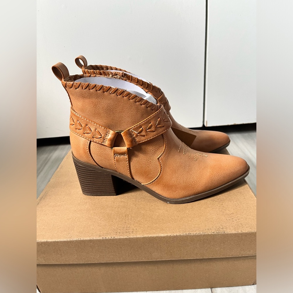 Women’s Frye and Co. stacked heel booties. NWT. Western look - Picture 2 of 8